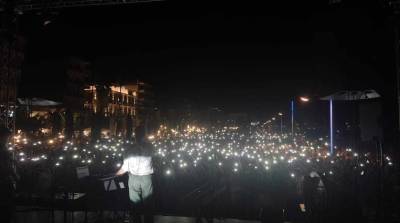 «Πλημμύρισε» από κόσμο η προκυμαία στη συναυλία του Κωστή Μαραβέγια στην Καλαμάτα (Βίντεο)