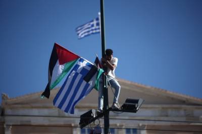 Ελεύθερος ο 22χρονος Παλαιστίνιος που ύψωσε την παλαιστινιακή σημαία στο Σύνταγμα
