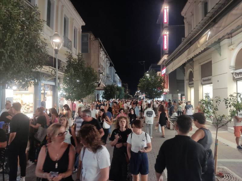 11η Λευκή Νύχτα: Χιλιάδες κόσμου, αλλά ψώνια με μέτρο (βίντεο+φωτο)