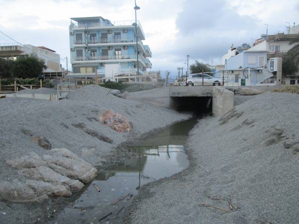 Καλαμάτα: Ακάθαρτα νερά σε αγωγό ομβρίων στη Ναυαρίνου