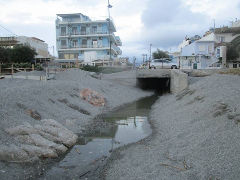 Καλαμάτα: Ακάθαρτα νερά σε αγωγό ομβρίων στη Ναυαρίνου