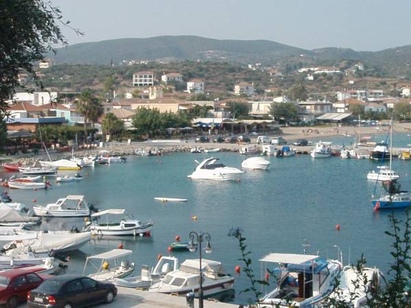 Στα σκοτάδια παραμένει το λιμάνι της Φοινικούντας