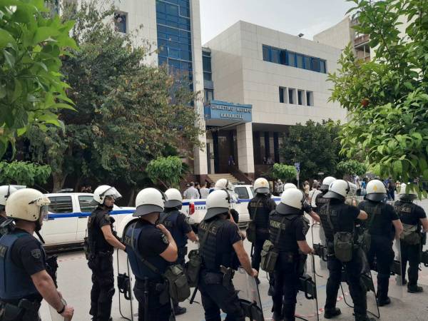 Πολύνεκρο ναυάγιο Πύλου: Ενταση και συλλήψεις πριν την έναρξη της δίκης