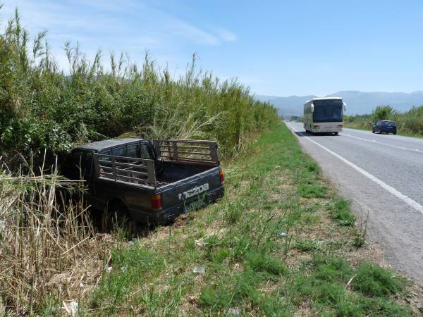 Αυτοκίνητο έπεσε  στην περίφραξη  του αεροδρομίου