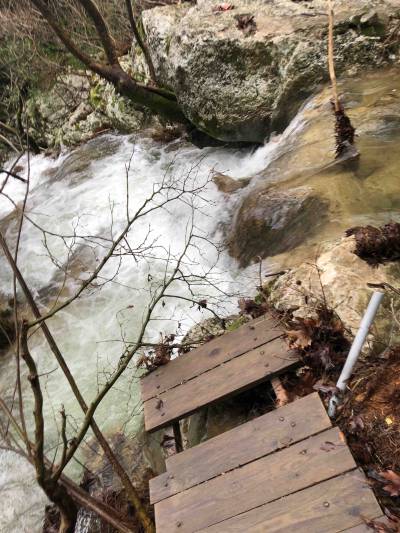 Κατέρρευσε η πρώτη γέφυρα προς το Πολυλίμνιο - Τέλος η πρόσβαση στο δημοφιλές χώρο φυσικής ομορφιάς