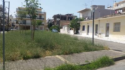 Εγκατάλειψη σε πλατείες και κοινόχρηστους χώρους καταγγέλλει ο Μάκαρης