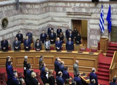 Βουλή: Ενός λεπτού σιγή στην μνήμη των 57 θυμάτων της τραγωδίας των Τεμπών