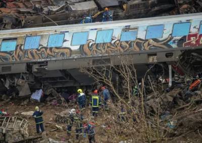 «Δεν έχω οξυγόνο»: Η Ελλάδα στους δρόμους για τα Τέμπη (Βίντεο)