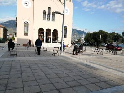 Καρέκλες στα προαύλια των εκκλησιών