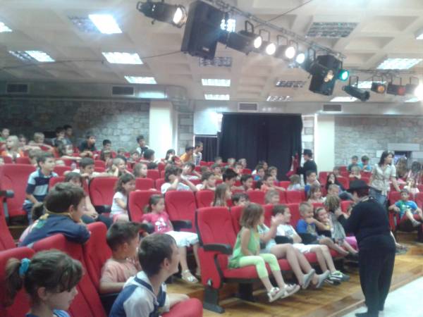 Η Πειραματική Σκηνή έπαιξε για το Δημοτικό Σχολείο Στούπας