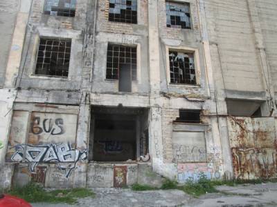 Ξέφραγο αμπέλι οι μύλοι στο λιμάνι της Καλαμάτας