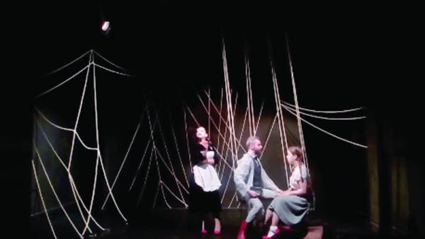 Τελευταίες παραστάσεις για το... παράλογο «Μάθημα» στο θέατρο "Νηπιαγωγείο"