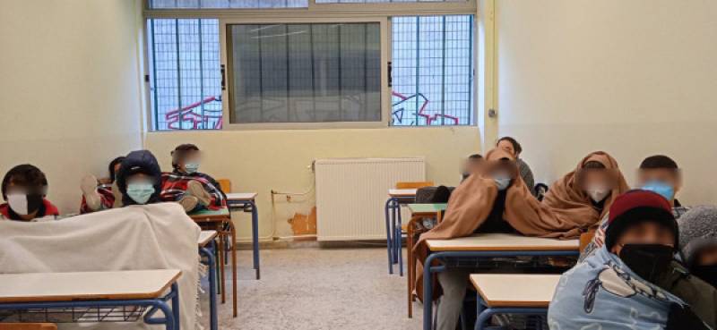 Καβάλα: Μαθητές Γυμνασίου κάνουν μάθημα τυλιγμένοι με κουβέρτες! (βίντεο)