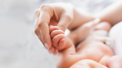 Επίδομα μητρότητας για μη μισθωτές: Ξεκίνησαν οι αιτήσεις (Βίντεο)