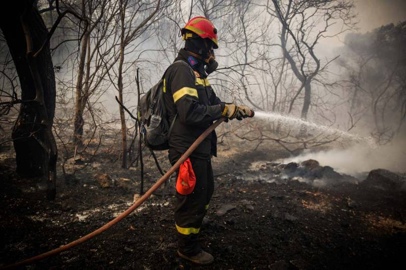 Σε εξέλιξη τα πύρινα μέτωπα στην Κορινθία