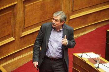 Ο Πετράκος ζητεί να παραιτηθεί ο Στουρνάρας