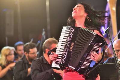 «Αρώματα του κόσμου και της Ελλάδας» με τη Ζωή Τηγανούρια στη Συλλογή Ενδυμασιών «Καρέλια»