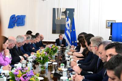 Η κυβέρνηση αντιμέτωπη με οικονομία, δημόσια έργα και Τουρκία