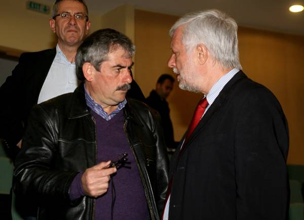 Στο... σκαμνί ο Τατούλης με μήνυση Πετράκου