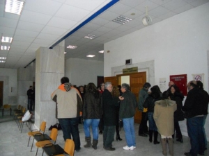 Φυλάκιση 5 μηνών στη γυναίκα που πέταξε αλεύρι στους επισήμους