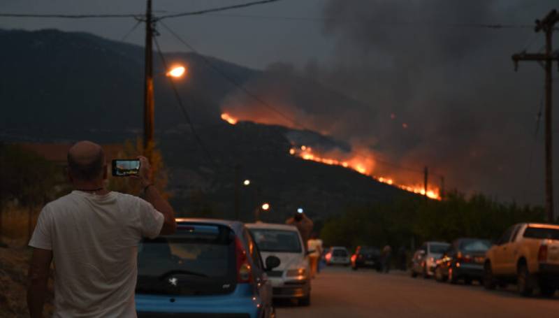 Αναζωπύρωση στο Φρούριo της Φυλής στην Πάρνηθα – Τρεις ενεργές εστίες στην Βοιωτία (βίντεο)