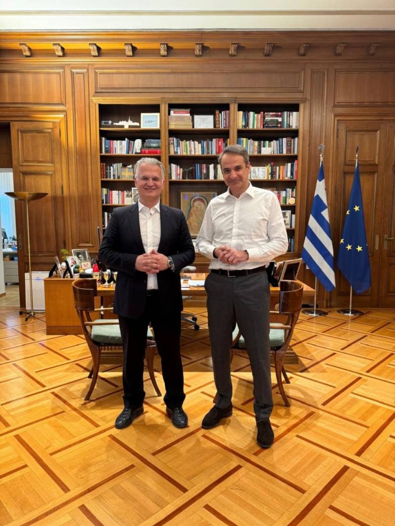 Πέτρες στη δεξιά γυάλινη πολυκατοικία