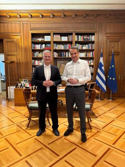 Πέτρες στη δεξιά γυάλινη πολυκατοικία