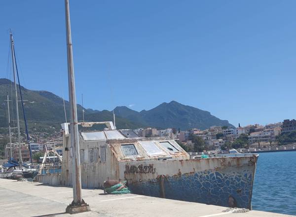 Κυπαρισσία: Ζητούν απομάκρυνση παλιού κατασχεμένου σκάφους