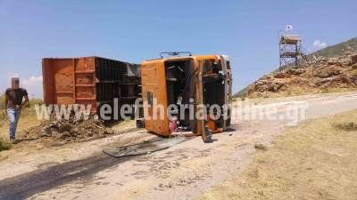 Φορτηγό του Δήμου Καλαμάτας ανετράπη στη Δήμιοβα - Ενας τραυματίας (βίντεο)