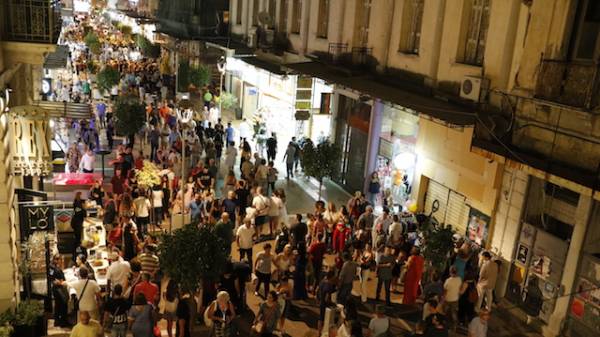 &quot;Κομπάρσοι&quot; οι έμποροι στη φετινή Λευκή Νύχτα