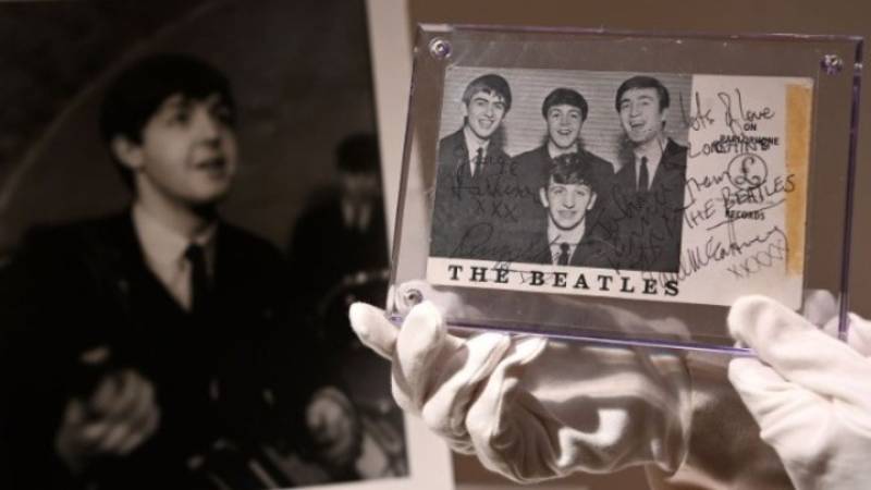 Βιβλίο με αυτόγραφα των Beatles και των Rolling Stones πωλείται σε δημοπρασία