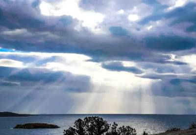 Καιρός: Επιμένουν οι υψηλές θερμοκρασίες, έρχεται κακοκαιρία εξπρές (Βίντεο)