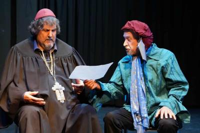 Ο Λεόντιος Πετμεζάς στην "Ε" για το έργο «Αγία Ιωάννα»: «Με τιμά η εντρύφηση στο σπάνιο κείμενο του Τζωρτζ Μπέρναρ Σω»