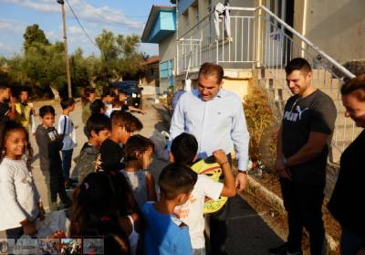 Προσφορά σχολικών ειδών σε μαθητές στο Πλατύ