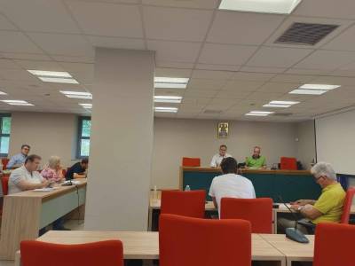 Επιχορηγήσεις Συλλόγων από τον Δήμο Καλαμάτας: Βολές αντιπολίτευσης για κριτήρια και «αλμυρά» ηχητικά