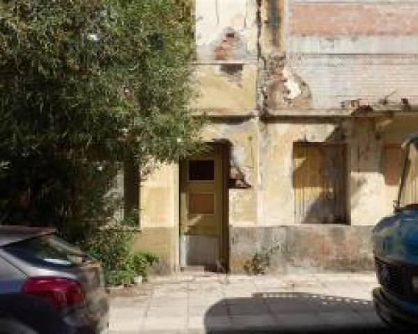 Σφράγισε ερειπωμένα κτήρια ο Δήμος Καλαμάτας