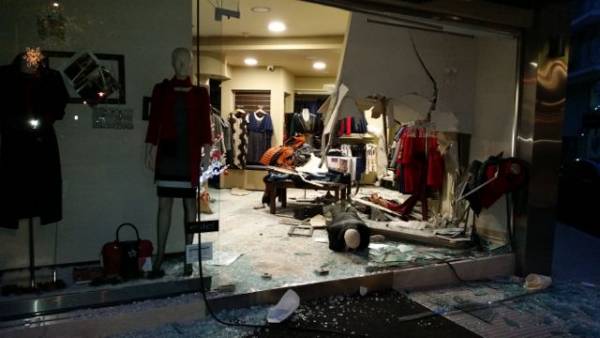 Η στιγμή της "εισβολής" αυτοκινήτου σε κατάστημα στην Καλαμάτα (βίντεο)