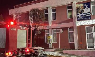 Άγνωστοι επιτέθηκαν με μολότοφ στο Δημαρχείο Θερμαϊκού (βίντεο)