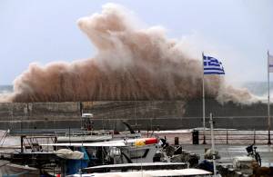 Κύματα &quot;πνίγουν&quot; το λιμάνι του Παραλίου Αστρους (φωτογραφίες)