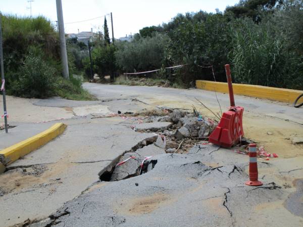 Κατεστραμμένος ο δρόμος στο Πέταλο