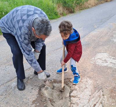 Παππούς και εγγονός μπαλώνουν τρύπες