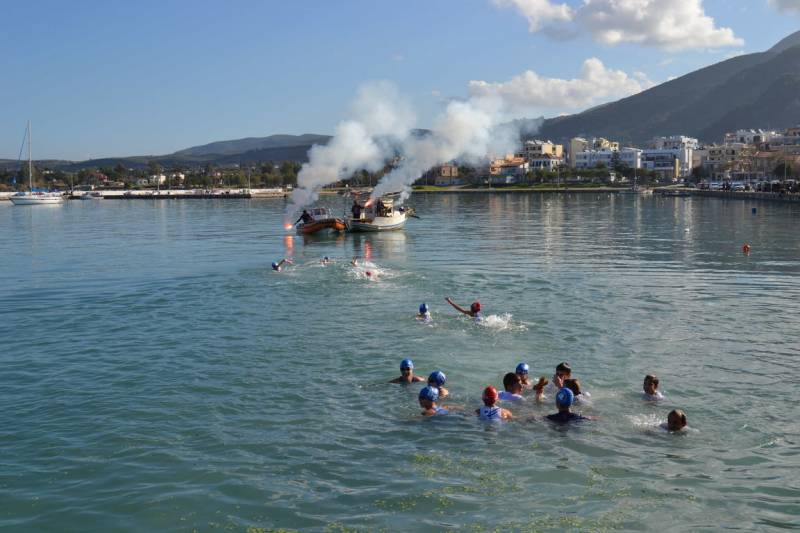 Πλήθος κόσμου στον αγιασμό των υδάτων στο λιμάνι της Κυπαρισσίας (φωτογραφίες)