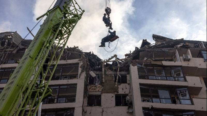 Ένας νεκρός και 5 τραυματίες από ρωσική επίθεση με πυραύλους στο κέντρο του Κιέβου (βίντεο)