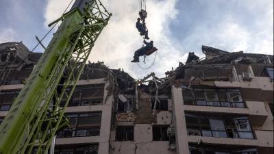 Ένας νεκρός και 5 τραυματίες από ρωσική επίθεση με πυραύλους στο κέντρο του Κιέβου (βίντεο)