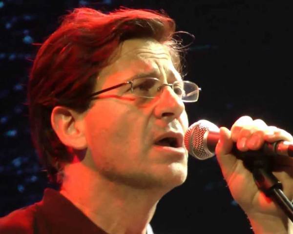 Θανάσης Παπακωνσταντίνου: &quot;Το τραγούδι... είναι ξόρκι για τη μοναχικότητά μας&quot;  (βίντεο)