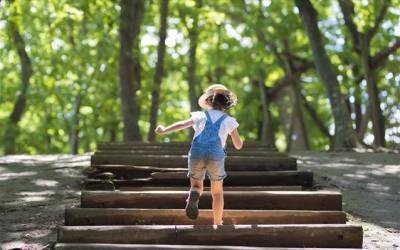 Την Μεγάλη Τετάρτη ξεκινούν οι αιτήσεις για τα 70.000 voucher παιδικών κατασκηνώσεων της ΔΥΠΑ