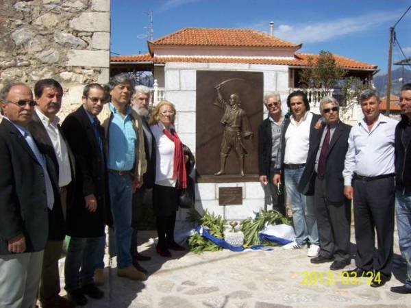 Μνημείο πεσόντων υπέρ Πατρίδος στην Πλάτσα