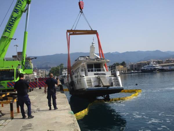 Ανελκύστηκε από το λιμάνι της Καλαμάτας το κατασχεμένο “Aldamir Mustafa” (βίντεο-φωτογραφίες)
