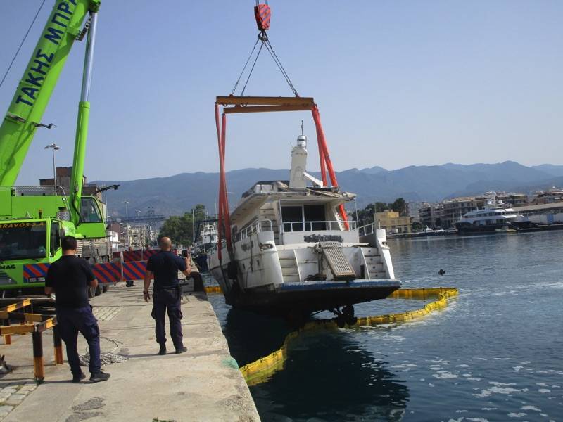 Ανελκύστηκε από το λιμάνι της Καλαμάτας το κατασχεμένο “Aldamir Mustafa” (βίντεο-φωτογραφίες)