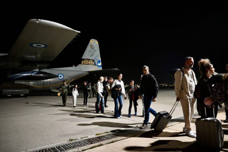 Σε εξέλιξη οι επιχειρήσεις επαναπατρισμού Ελλήνων από τη Μέση Ανατολή (Βίντεο)